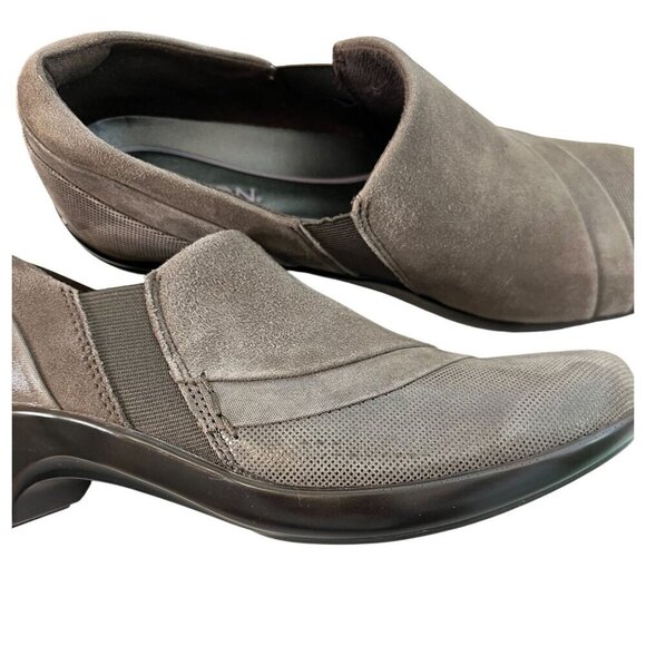 Aravon Kitt Twin Gore Pump Slip-On Suede Comfort Shoes in Mink Brown Size 9 - Picture 13 of 13